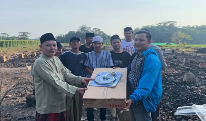 Relawan GBN Prabowo-Gibran Gotong Royong Bareng Warga Bantu Ponpes Yang Kebakaran di Lebak