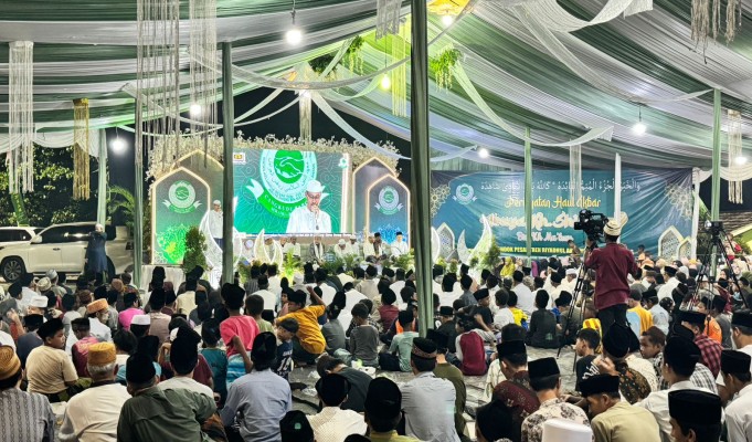 Ribuan Jamaah Hadiri Haul Akbar Abuya Shidiq Bin Ma'lum ke 77 di Makam Keramat Combong Cangkudu Baros