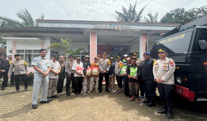 Tim Pembina Samsat Wilkum Polda Banten Gelar Baksos untuk Korban Bencana Alam Banjir